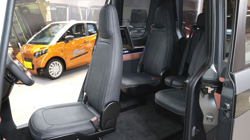 Der Fond des Fomm Two bietet eine 2+1-Bestuhlung. (Bild: Jama)