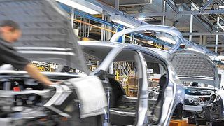 RFID ist  eine Schlüsseltechnologie, um zum Beispiel in der Automobilindustrie die zunehmend globalisierten Warenströme und komplexen Lieferketten sowie die umfassende Warenverfolgung von der Produktion bis zur Entsorgung zu steuern. (Bild: Feig Electronic)