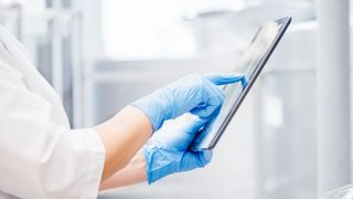 Mit der Einführung des AI Acts ergeben sich für Medtech-Unternehmen neue rechtliche Herausforderungen beim Einsatz von KI. (Symbolbild) (Bild: Parilov - stock.adobe.com)