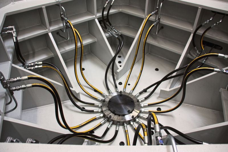 Der gesteuerte Drehverteiler des Rundtischs verfügt über fünf Ölleitungen, der Öldruck beträgt 250 bar. (Bild: Itasse)