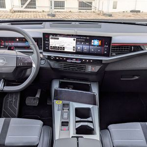 Abwechslungsreich gestaltet kann man auch das Cockpit nennen – uns hätte ein etwas ruhigeres Design besser gefallen. Immerhin erleichtert Opel die Bedienung mit zahlreichen haptischen Schaltern.(Bild:  Rosenow – VCG)