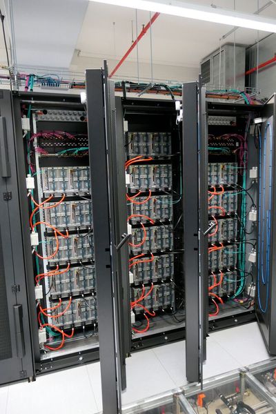 Installation der wassergekühlten Racks im Rechenzentrum von Datev. Die High-Density -Serverschränke erlauben eine IT-Leistung von je bis zu 30 Kilowatt.  (Bild: Datev eG)