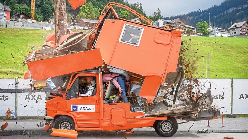 Overkill: Mit 60 km/h kracht das Oldie-Wohnmobil gegen einen Baum. Da der Aufbau zu weiten Teilen aus demselben Stoff besteht, faltet er sich beim Aufprall förmlich zusammen. (Bild: © KEYSTONE / MELANIE DUCHENE)