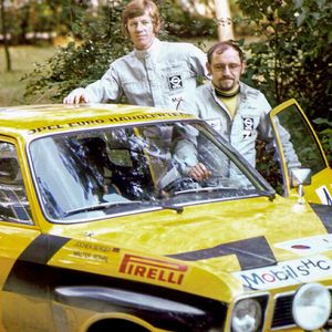 Neben seinem unglaublichen Tempo hob sich Röhrl auch durch seinen Perfektionismus von seinen Rivalen ab. Während sich andere Fahrer in den Serviceparks miteinander unterhielten oder rauchten, blieb er in seinem Auto sitzen und studierte die Hinweise im Gebetbuch für den nächsten Streckenabschnitt. Nach jeder Rallye analysierte er seinen Fahrstil auf Fehler, weil er nichts dem Zufall überlassen wollte.(Bild:  Opel Automobile)