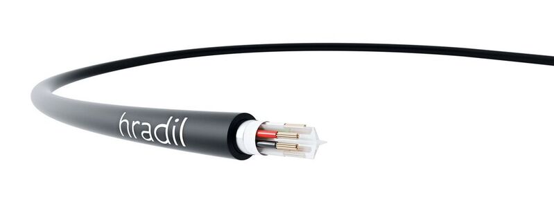 Das sechsadrige Hybridkabel für die Ethernet- und Spannungsübertragung zeichnet sich etwa durch einen robusten Kabelmantel aus.