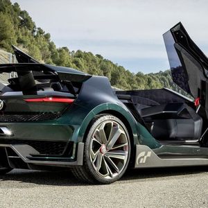 Wie es sich für ein anständiges Showcar gehört, hat der GTI Roadster Flügeltüren.(Bild:  VW)