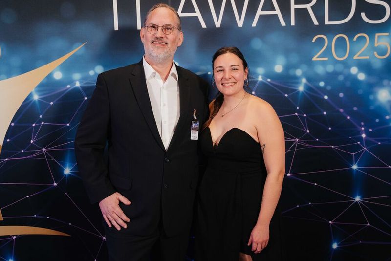 Das Security-Insider-Redaktions(dream)team: Redakteurin Melanie Staudacher und Chefredakteur Peter Schmitz. (Bild: Manuel Emme Fotografie)