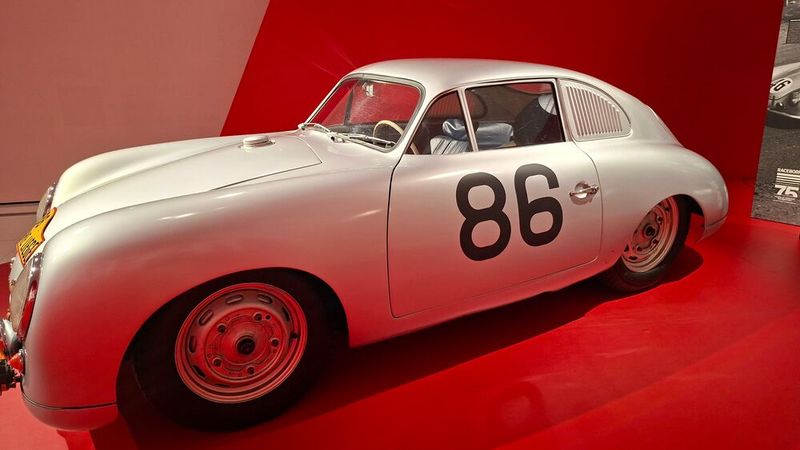 Mit ihm fing alles an: Mit dem werksunterstützten Porsche 356 SL erzielt der Sportwagenhersteller bei den 24 Stunden von Le Mans vor 75 Jahren den ersten Klassensieg der Marke auf internationaler Bühne.	  (Bild: Dominsky – VCG)