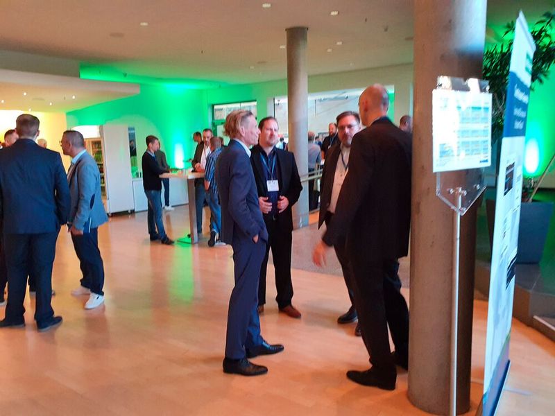 Bernd Schwefing (mitte), Controlware, im Gespräch mit IT-Security-Spezialisten. (Bild: Vogel IT-Medien)