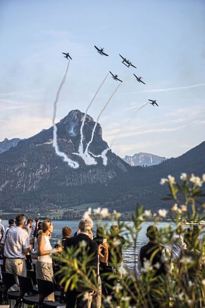 Die Organisation «Living Legends of Aviation» wurde 2003 gegründet – mit dem Ziel, das zweite Jahrhundert der Luftfahrt zu feiern und herausragende Leistungen von PilotInnen, VertreterInnen der Industrie, AstronautInnen und RekordhalterInnen zu ehren. Während die amerikanische Ausgabe jeweils im Frühjahr in Los Angeles über die Bühne geht, findet jene in Europa im spektakulären Eventresort «Scalaria» am Wolfgangsee in Österreich statt. (Bild: Pilatus Aircraft Ltd)