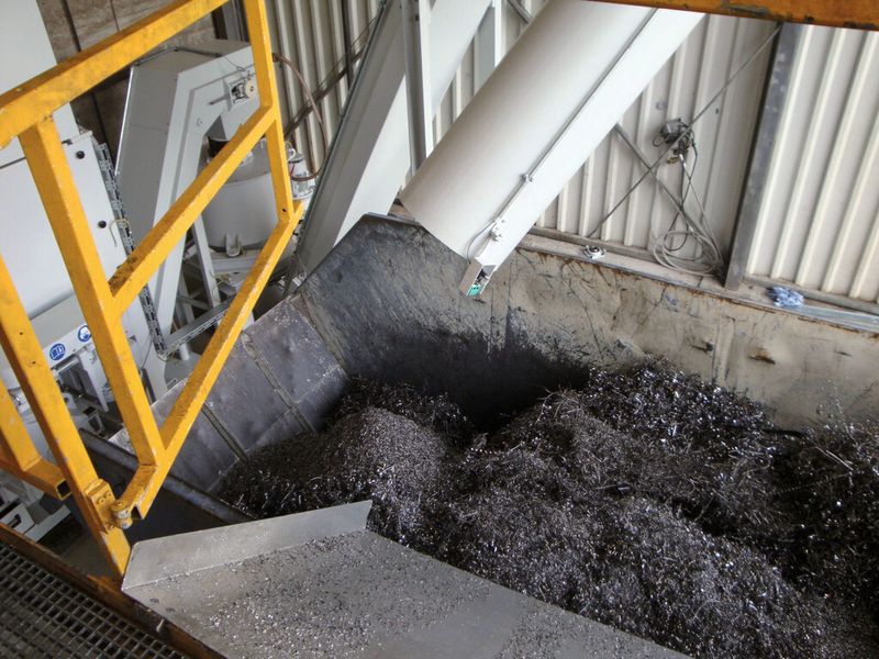 Bild 1: Die Anlage zerkleinert die verunreinigten Stahlspäne und zentrifugiert sie, bevor sie anschließend einem Spänecontainer zugeführt werden. (Bild: Erdwich)