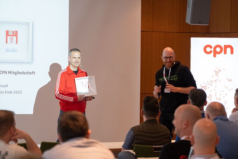 Tobias Schulter-Ostermann überreicht Ulf Neubauer (HighTi) die „rote Diskette“ für 20 Jahre Mitgliedschaft. (Bild: Niklas Christensen)