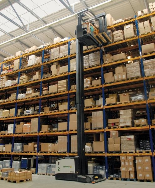 Durch die geschlossene Mastkonstruktion des Kommissionierstaplers TSP 6000 werden Verbiegungen minimiert, sodass Bediener selbst in großen Hubhöhen sicher arbeiten können. (Archiv: Vogel Business Media)