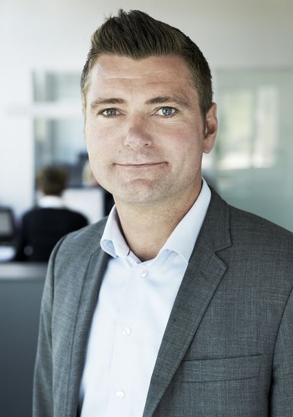 Thomas Visti, Vice President und Chief Commercial Officer: „Die Nachfrage nach dem UR10 ist bereits jetzt sehr groß. Im April 2012 starten wir die Serienfertigung und bieten unseren Kunden damit eine flexible Automationslösung mit mehr Traglast und Reichweite.“  (Bild: Universal Robots)