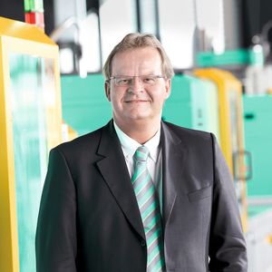 Michael Hehl, geschäftsführender Gesellschafter und Sprecher der Arburg-Geschäftsführung: „Ein wichtiges Ziel für das Jahr 2012 ist die Einführung eines nach DIN EN ISO 50001 zertifizierten Energiemanagementsystems.“ 