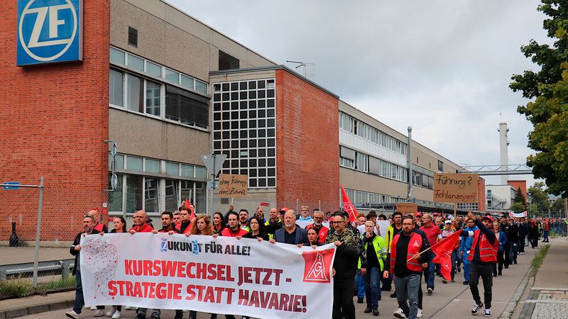 6.000 Menschen strömten laut Betriebsrat vor das ZF-Forum in Friedrichshafen zur Fortsetzung der beiden unterbrochenen Betriebsversammlungen.(Bild:  ZF Group)