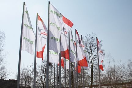 Aushängeschilder für ITK-Konvergenz: Die Fahnen von NT Plus und Actebis Peacock wehten auf der Veranstaltung überall nur im Doppelpack. (Archiv: Vogel Business Media)