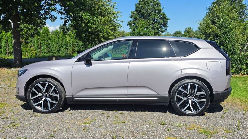 Der Volvo EX60 ist gut 4,8 Meter lang und gut 1,6 Meter hoch. Der Radstand misst knapp 3 Meter. Folglich luftig ist das Raumgefühl für die Front- wie auch für die Fondpassagiere. Auffallend sind die fehlenden klassischen Türgriffe. (Bild: Mauritz – VCG)