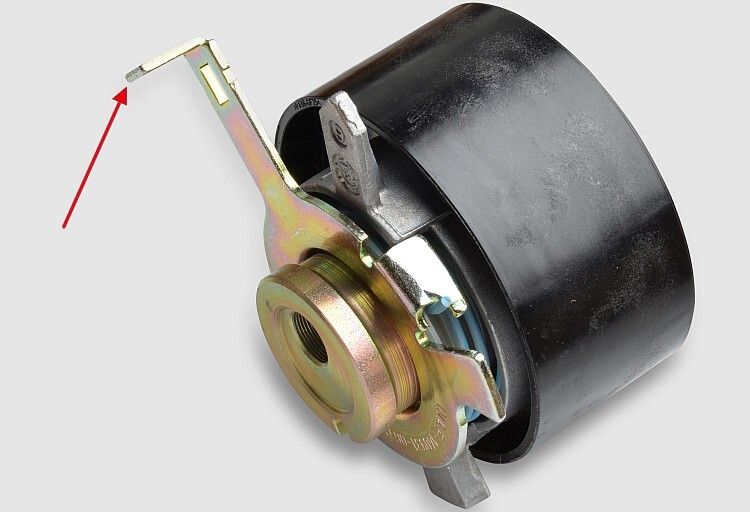 Abb. 8: Neue Komponenten verbauen (hier Spannrolle). Der Haltebügel (Pfeil) muss ... (Foto: Contitech)