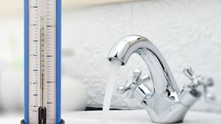 Mit dem Volumenstrom-/Temperaturmessgerät FlowTemp lassen sich Wassermengen- und Wassertemperaturmessungen einfach und schnell durchführen. (Afriso)