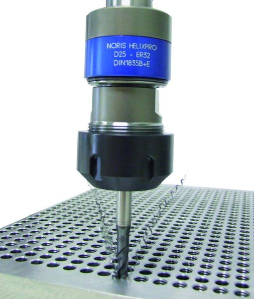 Das Gewindeschneidfutter Noris-Helix-Pro mit Gewindebohrer Noris Salorex bei der Herstellung von Sacklochgewinden (Spanabfuhr nach oben). Bild: Reime (Archiv: Vogel Business Media)