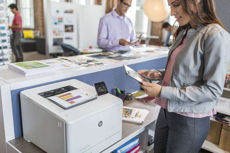 Auch dem Farblaser HP Color LaserJet Pro M452 bescheinigt HP eine gesteigerte Druckgeschwindigkeit. Hier die dw-Variante mit WLAN. (Bild: HP)