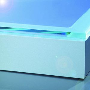 2 Für einen perfekten optischen Eindruck und eine unsichtbare Verklebung muss die Klebstoffraupe mit dem Rand der Aluleiste abschließen.