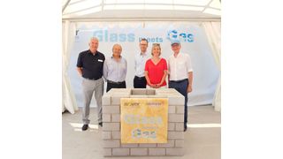 Eine Zeitkapsel im Inneren des Grundsteins wird mit einer Kopie des gemeinsamen Vertrages, einer aktuellen Tageszeitung sowie einem vollständigen Euro-Münzsatz bestückt. (Messer Group)