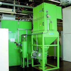Bild 2: Druckluftspeicher und Absauganlage mit Doppelschiebersystem. Der Speicher kompensiert netzseitige Druckschwankungen, die Absauganlage unterstützt den Reinigungseffekt.