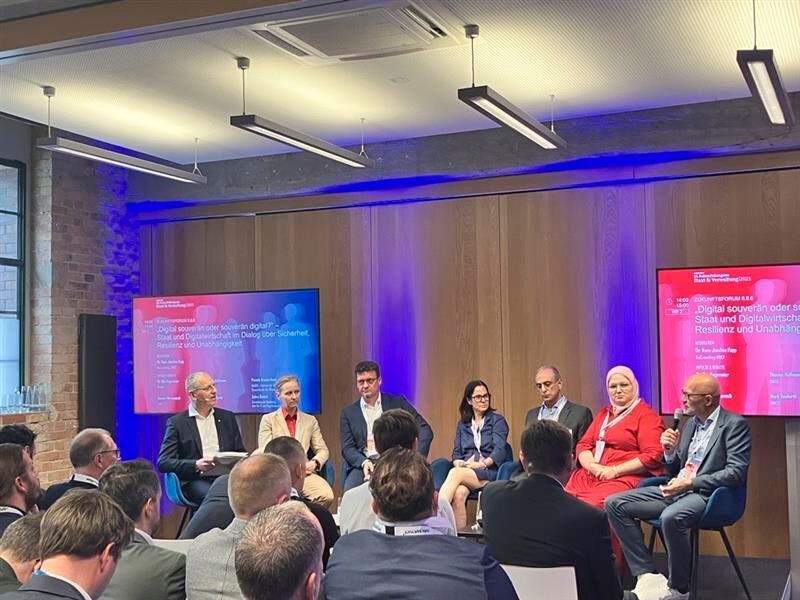 „‚Digital souverän oder souverän digital?‘ – Staat und Digitalwirtschaft im Dialog über Sicherheit, Resilienz und Unabhängigkeit“: Dieses Forum diskutierte Strategien für eine offene, aber unabhängige Digitalpolitik. Die Moderation übernahm Principal Consultant bei BwConsulting und stellv. Vorsitzender bei VOICE Dr. Hans-Joachim Popp (v. l. n. r. ). An der Debatte beteiligt waren Dr. Rita Engemaier (Manager Cloud Sales Oracle), Thomas Hoffmann (Bundesministerium des Innern), Pamela Krosta-Hartl (ZenDiS – Zentrum für Digitale Souveränität der Öffentlichen Verwaltung), Hamarz Mehmanesh (mgm), Zehra Öztürk (Senatskanzlei Hamburg, Amt für IT und Digitalisierung) sowie Mark Neufurth (Enterprise Strategist Public Sector IONOS Se).  (Bild: Serina Sonsalla / Vogel IT-Medien)