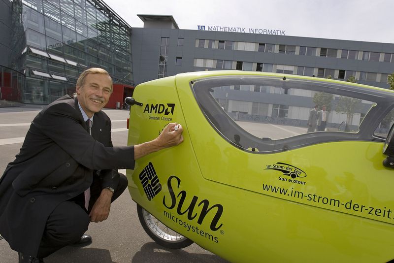 Arndt Bode, Vizepräsident der TU München in Garching, durfte den Sun Eco Rider taufen. (Archiv: Vogel Business Media)