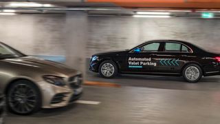 Türkisfarbene Lichtsignale markieren den automatisierten Fahrmodus und informieren so Passanten und andere Verkehrsteilnehmer, dass das Fahrzeug eigenständig unterwegs ist. (Daimler)