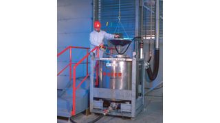 Mitarbeiter bei der Abfüllung in einen Intermediate Bulk Container  (Bild: Hoyer)