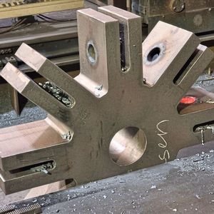 Zum Brennen der komplexen Geometrie des Bauteils musste das Material mehrfach gedreht und vorgebohrt werden.(Bild:  Jebens)