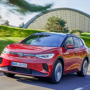 Zwei E-Motoren sorgen für Vortrieb.(Bild:  www.ingobarenschee.com/VW)