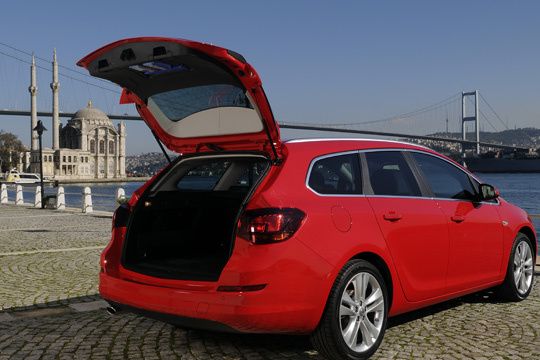 Wegen der abfallenden Dachlinie ist beim neuen Astra-Kombi das maximale Ladevolumen im Vergleich zum Vorgängermodell um 40 Liter auf 1.550 Liter zurückgegangen. (Archiv: Vogel Business Media)