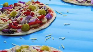 Problemlose Produktmitnahme mit perfekten Ablöseeigenschaften verspricht Forbo Siegling den Anwendern seiner neuen Transportbänder mit quarzsandstruktur. (Bild: Forbo Siegling)