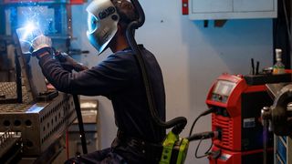 Dünnblechschweißen mit der TPS 320i und dem automatisch abblendenden Schweißhelm mit Frischluftzufuhr. (Bild: Fronius)