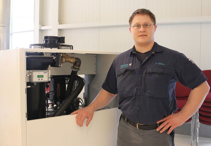 Bild 7: Frank Höfler, Abteilungsleiter Hartmetallschleifen: „Neben dem extrem sauberen Kühlschmiermittel sorgt auch die exakte Temperaturregelung für konstantere Ergebnisse.“  (Bild: Neher/Knoll)