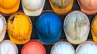 Jeder Unfall ist einer zu viel – und auch Beinahe-Unfälle weisen auf ein sehr reales Risiko hin. Wie können Unternehmen sicherstellen, dass der Arbeitsschutz überall im Werk an erster Stelle steht? Der Software-Anbieter Parsable zeigt vier wirksame Wege. (Bild: Martin Bergsma/Shutterstock.com)