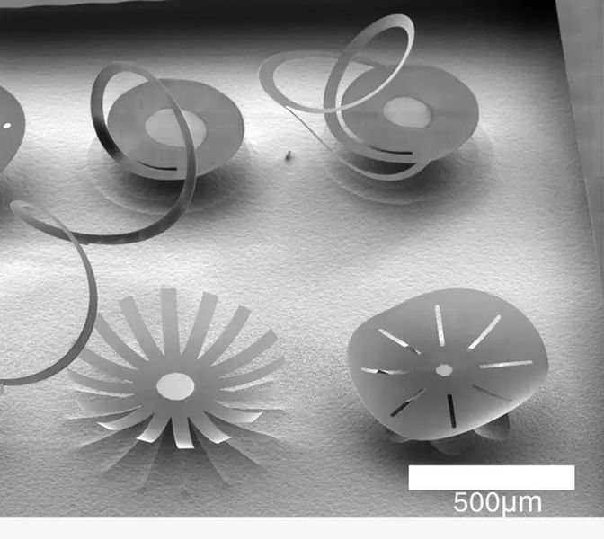  Origami aus ultradünnem Glas  Figuren, die an Origami erinnern, zeigen die faszinierenden Möglichkeiten dieser Technik: Eine geformte Glasleiste, von den Forschern entwickelt, wird genutzt, um sie zu falten (a), einen optischen Resonator zu kreieren (b), eine heikale Biegung zu erreichen (c) und schließlich einen Tisch mit einem parabolischen Reflektor zu konstruieren (mittlere, untere Reihe).  Diese Methode, bekannt als „photonic origami“, erlaubt es, Glasscheiben direkt auf einem Chip in mikroskopische 3D-photonische Strukturen zu falten. Sie eröffnet das Potenzial für winzige, komplexe optische Geräte in der Datenverarbeitung, Sensorik und experimentellen Physik. Professor Tal Carmon von der Universität Tel Aviv erklärt, dass bestehende 3D-Drucker raue Strukturen erzeugen, die für Hochleistungsoptik ungeeignet sind. Inspiriert vom Biegen von Tannenzapfenschuppen nutzen sie eine laserinduzierte Methode, um präzise Biegungen in ultradünnem Glas zu erzeugen. Diese laserinduzierte Faltmethode kann sehr lange, extrem dünne Strukturen erzeugen und ermöglicht das Formen von Helixen und Spiegeln mit extrem glatten Oberflächen. Die Entdeckung der Methode durch Zufall führte dazu, dass diese Glasfalten aufgrund von Oberflächenspannung entstehen.  Mit der photonic origami Technik lassen sich vielfältige mikroskopische Geräte herstellen, die Licht anstelle von Elektrizität verwenden, und damit neue Möglichkeiten für optische Hochleistungsgeräte erschließen.  Bildquelle: Tel Aviv University:  ,  (CC BY 4.0)   Hier gehts zur Originalmeldung Wissenschaftsbild des Tages vom 11.9.2025  (Bild: Tel Aviv University)
