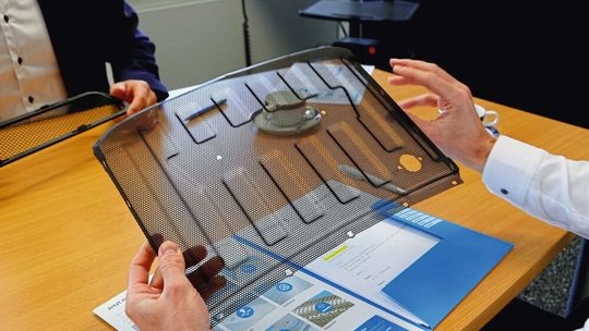 The image shows a ready-to-install ventilation grid with hexagonal perforation from Schäfer Perforated Sheets.(Image: Schäfer Werke GmbH)