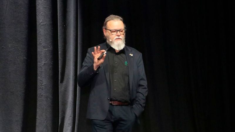 Keine Berührungsängste bei Hochvolttechnologie im Fahrzeug: Dafür plädierte Michael Dittmar von der Dittmar & Stachowiak GmbH.  (Bild: Klasing)