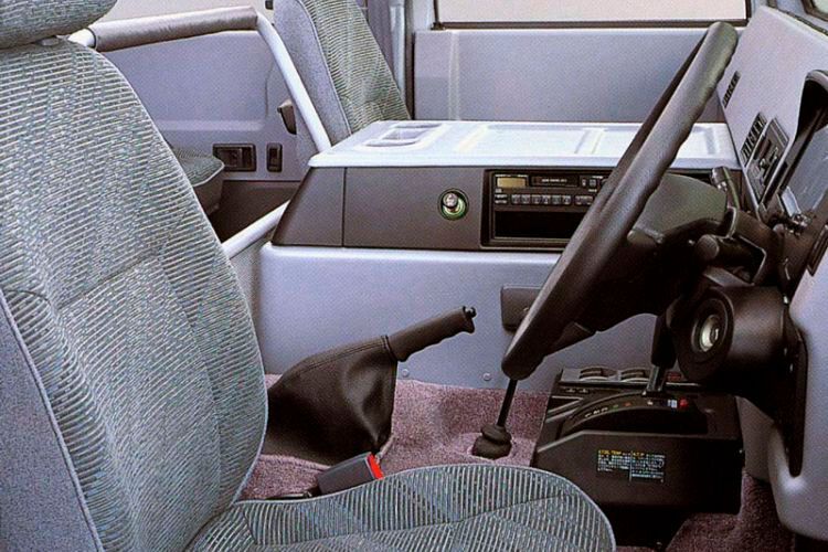 Weit in den Passagierraum hinein ragt der mächtige Vierzylindermotor. Da der Wagen ausschließlich für Japan selbst bestimmt war, gab es ihn nur in Rechtslenkerausführung. (Bild: Toyota)