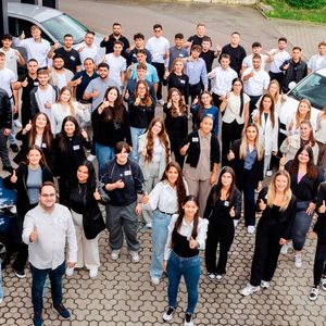 Große Freude bei Aplhartis: 75 junge Talente starteten am 1. August in ihre kaufmännische Ausbildung bei der Alphartis SE. Am 1. September kommen rund 100 junge Kolleginnen und Kollegen dazu, die in den gewerblich-technischen Berufen ausgebildet werden. Insgesamt zählt die Alphartis SE dann rund 600 Young Talents.(Bild:  Alphartis SE)