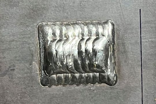 Was man hier sieht ist eine Reparaturstelle an einem gerissenen Stahlteil. Diese haben Schweizer Forscher vom Empa mittels WAAM-Prozess appliziert – also quasi additiv gefertigt. Was man so alles erreichen kann, erklären die Experten hier ...(Bild:  Empa)