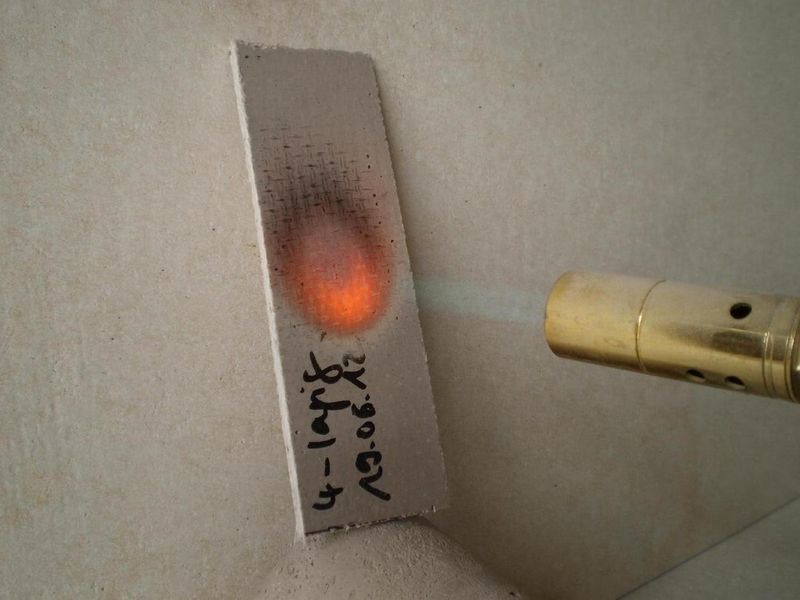 Der neue nichtbrennbare Faserverbundwerkstoff NFW setzt Maßstäbe: Ein spezielles Glasgewebe und eine keramische Matrix sorgen für eine Dauertemperaturbeständigkeit bis 600°C. Der Werkstoff besitzt ein Prüfzeugnis der Klasse A1 nach EN 13501-1 und die Nichtbrennbarkeit nach IMO FTP Code Teil 1 und kann somit auch im Brandschutzbereich eingesetzt werden. (Bild: Keraguss)