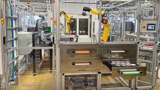 Für die neue Roboterzelle suchte die Geiger Fertigungstechnologie GmbH, die anspruchsvolle Dreh-, Schleif- und Frästeile herstellt, nach einer Lösung, um das Handling der Anlage möglichst einfach zu gestalten. (Bild: Geiger Fertigungstechnologie GmbH)