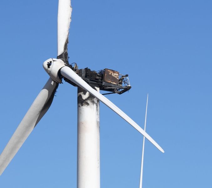Obwohl die meisten Rotorblätter bisher nur entsorgt werden müssen, wenn sie ein Opfer von Blitzschlag oder Sturm sind, haben die Recycler schon jetzt alle Hände voll zu tun, wenn solche Giganten vor dem Tor stehen. Was wird, wenn ab 2018 die erste Windkraftwerk-Generation ausgedient hat? (Fotolia)