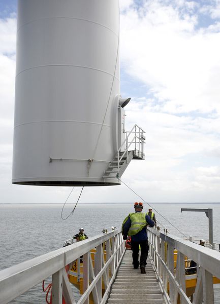 Trotz Wellengang ist beim Errichten von Offshore-Windparks ... (Bild: Siemens)